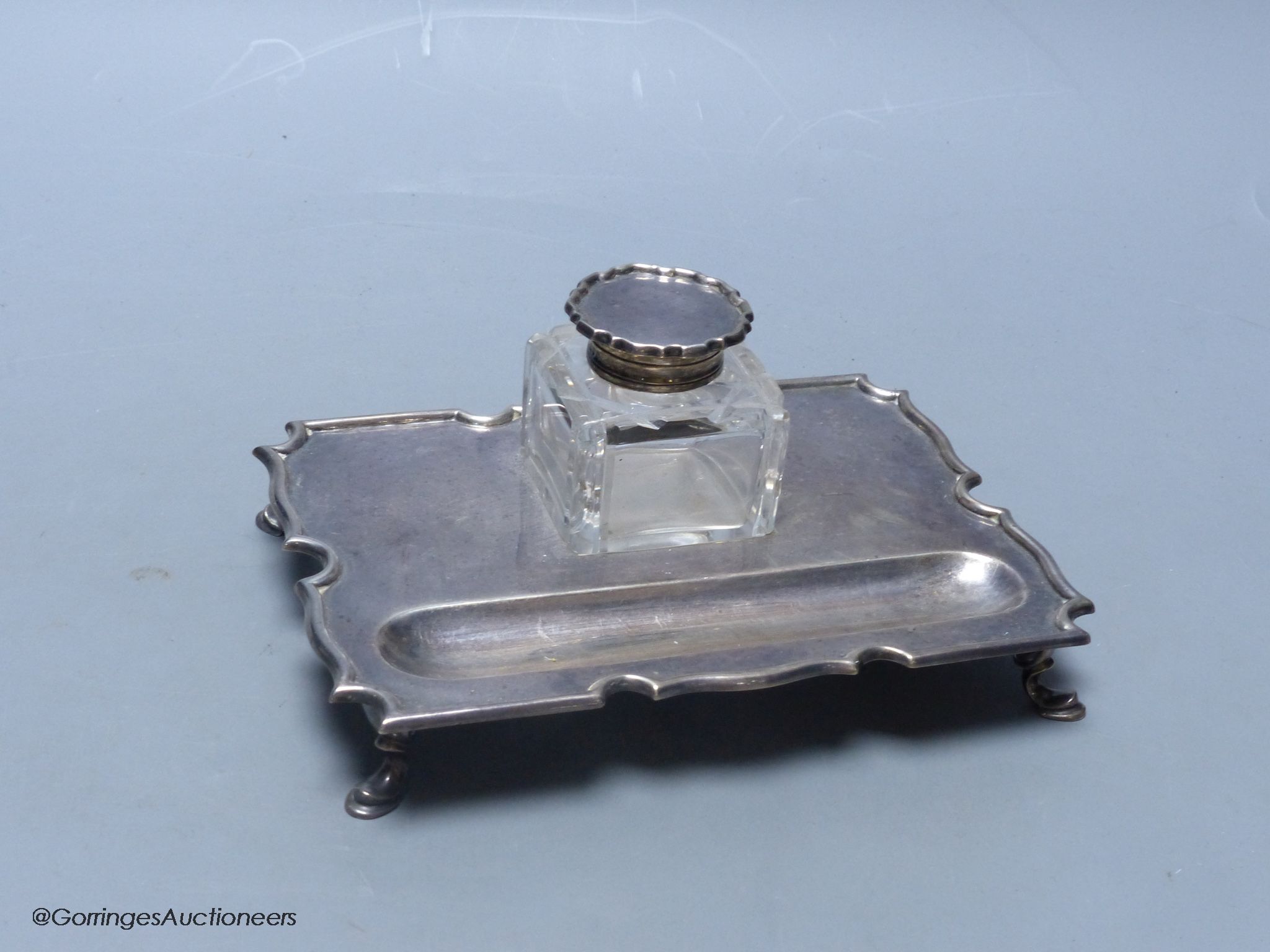 A George V silver rectangular inkstand, by Charles Stuart Harris & Sons, London, 1913, 17cm, stand, 6.5oz.